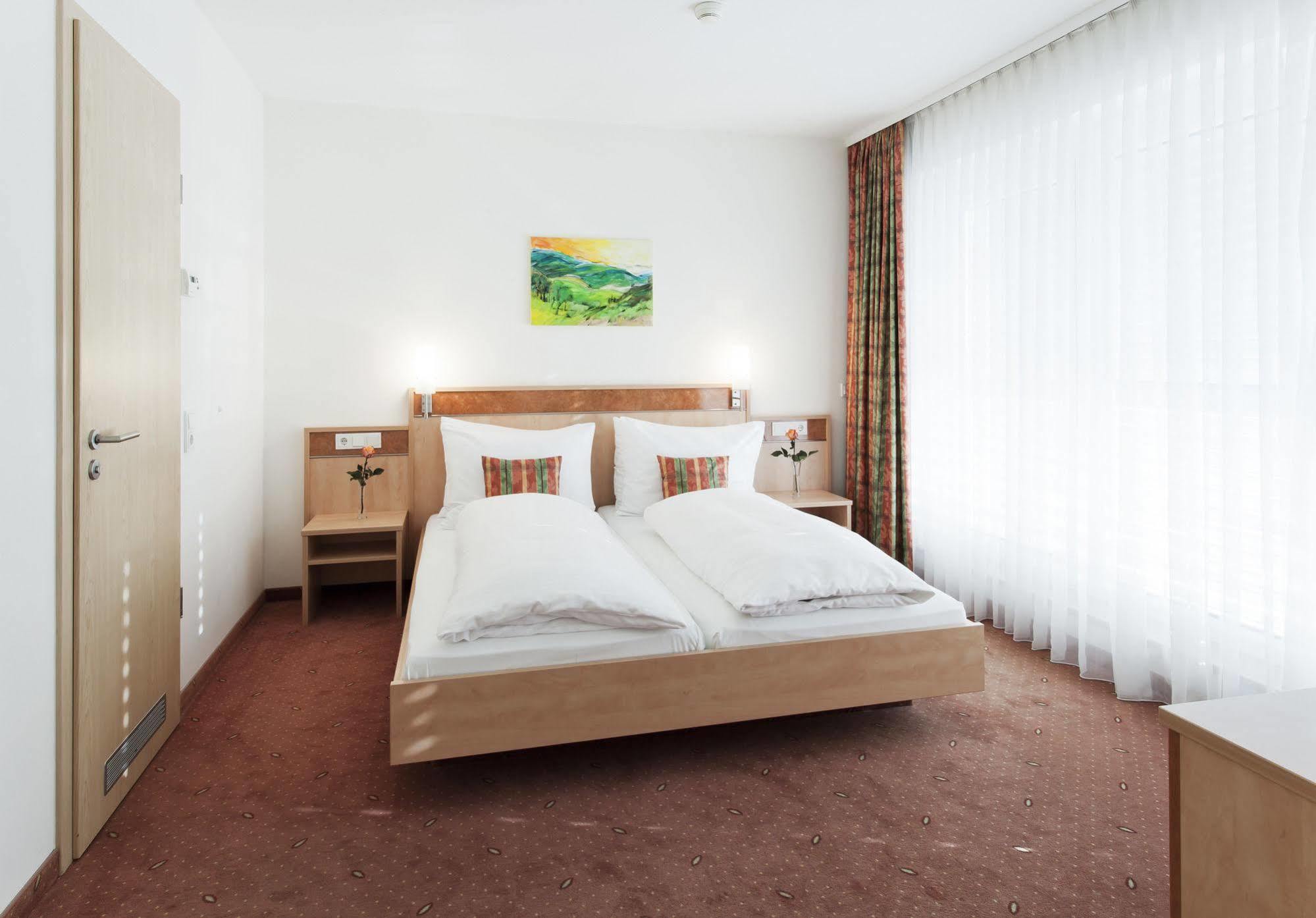 Zeller'S Quartier Otel Königsbrunn Dış mekan fotoğraf