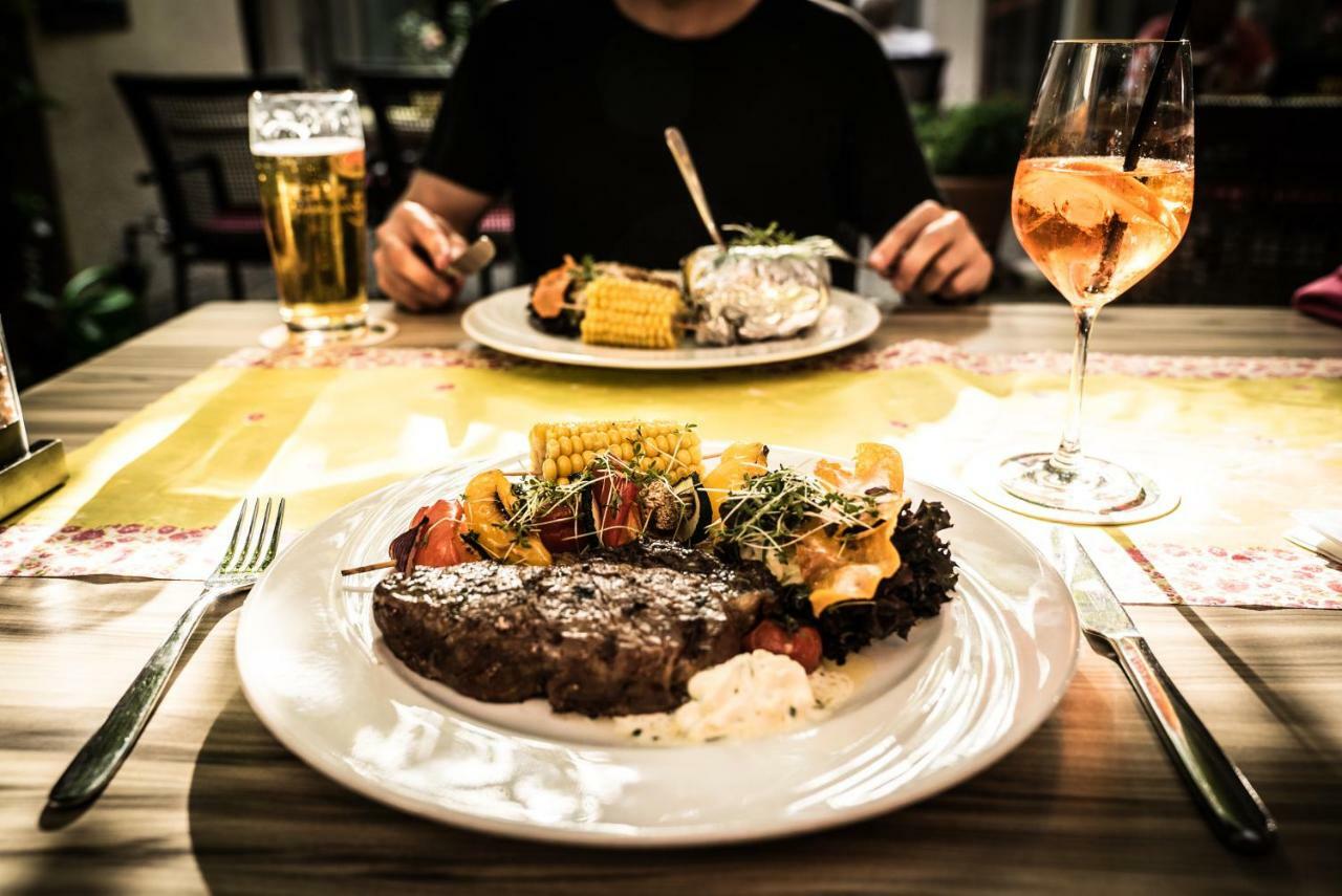 Zeller'S Quartier Otel Königsbrunn Dış mekan fotoğraf